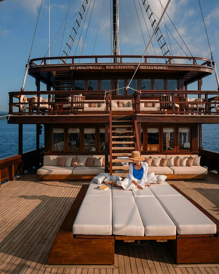 Photo representing luxury small ship cruising